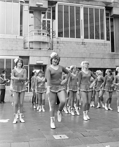 884969 Afbeelding van het majorettekorps van de drumband Veronica voor een optreden in 'de kuil' bij het Muziekcentrum ...
